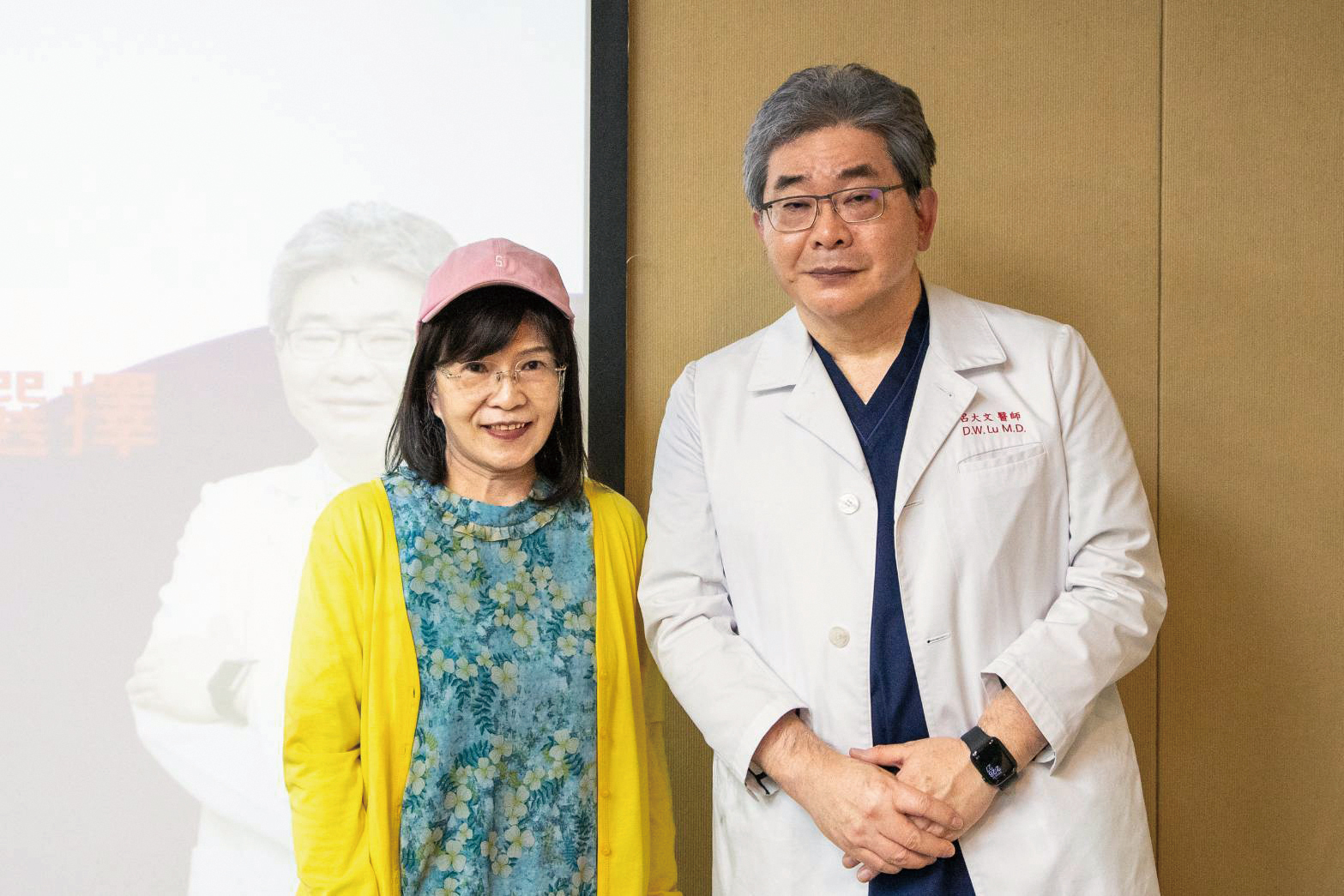 68歲陳小姐左出席記者會對於術後恢復良好並對視力穩定與手術成果相當滿意與呂主任合影